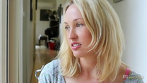 Atkauntjudys Amateur Anneke Slowly Strips, Teasing You And Her Snatch